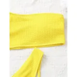 Conjunto de bikini texturado color tostado, compuesto por un top de un solo hombro y bombacha vedetina tiro medio.