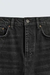 Jeans de corte recto y tiro medio, confeccionados en denim de algodón rígido con efecto lavado. Presentan diseño de cinco bolsillos y cierre frontal con botones.