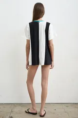Remera de manga corta con escote en V, de diseño bicolor en marrón y rosado a rayas verticales.