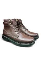 Botas de cuero marrón para hombre, con cordones, suela dentada y detalles de costuras visibles.
