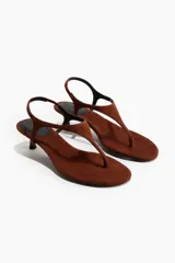 Sandalias de dedo en gamuza de color marrón, con diseño de tira en T, punta redonda, pulsera con lateral elástico y taco kitten.
