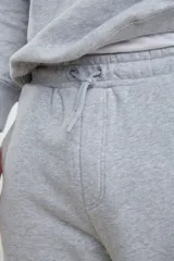 Pantalón jogging de corte deportivo con cintura elástica y cordón ajustable. Presenta puños elastizados en el ruedo y bolsillos laterales.
