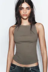 Top de cuello halter color gris con efecto lavado, confeccionado en tejido rib de mezcla de algodón.