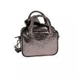 Bolso de mano Adidas Adicolor tamaño XS, con acabado metalizado texturizado y logo del trébol en el frente. Incluye doble asa superior y correa ajustable extraíble.