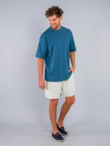 Mocasines estilo náutico de gamuza azul marino con cordones de cuero marrón. Presentan una suela con detalle de yute trenzado alrededor del borde y base de goma.