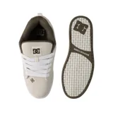 Championes de skate DC modelo Court Graffik, color negro con detalles en gris oscuro y suela roja. Presentan el logo de la marca en el lateral y una lengüeta acolchada.