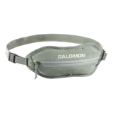 Riñonera Salomon Active Sling Belt color verde militar, con cierre frontal y correa ajustable con hebilla plástica. Presenta el nombre de la marca estampado en blanco en el frente.