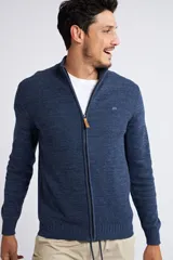 Campera tejida de punto en color verde militar, con cierre frontal completo, cuello elevado y ajuste regular. Presenta un diseño texturizado con logo bordado en el pecho y puños acanalados.