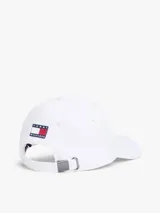 Gorra de béisbol blanca con visera curva, confeccionada en poliéster reciclado. Presenta el logo bordado de Cadillac Formula 1 Team en la parte frontal, ojales de ventilación y hebilla metálica de ajuste en la parte trasera.