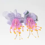 Aros colgantes con forma de flor lila y cuentas rosas y amarillas.