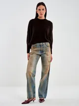 Sweater tejido de color marrón oscuro, con cuello a la base, mangas largas y silueta holgada de calce relajado.