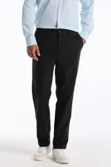 Pantalon chino de corte recto, color negro, con cierre frontal de botón y cremallera, y bolsillos laterales.