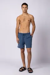 Short de baño de corte clásico con cintura elástica y cordón ajustable. Presenta un acabado efecto lavado vintage, bolsillos laterales y un pequeño logo bordado en la parte inferior.