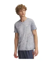 Remera deportiva Under Armour de manga corta con diseño jaspeado y efecto desgastado. Presenta cuello redondo, logo de la marca en el pecho y detalles reflectantes. Confeccionada con tejido técnico transpirable y construcción prácticamente sin costuras para mayor comodidad durante el entrenamiento.