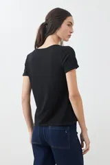 Remera verde de algodón con escote en V y mangas cortas.