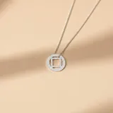 Collar de plata 925 con dije circular que presenta un cuadrado calado en el centro, suspendido de una cadena de eslabones finos.