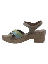 Sandalia con taco de 6cm y capellada multicolor con tiras cruzadas en tonos verde, beige y celeste. Cuenta con ajuste de hebilla y plantilla acolchada.