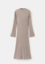 Vestido midi de punto de canalé en color tostado, con cuello Perkins, mangas largas y diseño entallado.