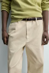 Pantalón chino regular fit de color negro, confeccionado en tejido de algodón. Cuenta con bolsillos frontales, detalle de bolsillo cerillero, bolsillos traseros de doble vivo y cierre frontal con cremallera y botón.