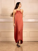 Vestido largo color ladrillo de seda con breteles finos y escote recto con fruncido.