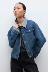 Chaqueta de jean de lavado medio, corte holgado, con cuello y puños de tela estampada a cuadros vichy en blanco y negro.