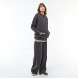 Pantalón de jogging de corte ancho y fluido, diseñado específicamente para maternidad, con cintura elástica cómoda.