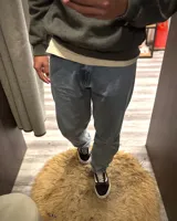 Pantalón jean celeste de corte amplio, estilo baggy, con tiro medio y bolsillos delanteros y traseros.