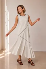Vestido midi sin mangas de color marrón con sutiles costuras decorativas diagonales en contraste y terminación evasé.