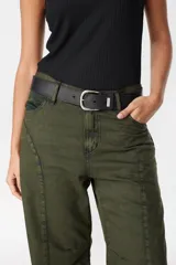 Cinturón de cuero marrón con hebilla metálica de diseño clásico y pasador con detalle de marca grabado.