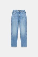 Pantalón jeans Z1975 de tiro alto y diseño mom fit, color azul claro con lavado desgastado, de corte tobillero y cinco bolsillos. Cierre frontal con cremallera y botón metálico.