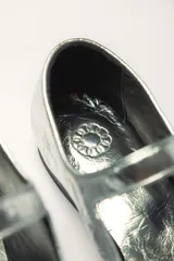 Zapato plano estilo Mary Jane de cuero negro, con punta fina y tira ajustable con hebilla sobre el empeine.