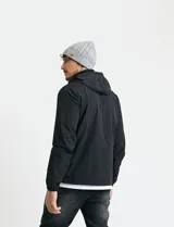 Campera negra con capucha, cierre frontal completo y bolsillos laterales con cierre. Diseño ligero con puños elásticos.
