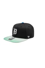 Gorra tipo snapback con corona estructurada negra y visera plana con degradado de verde a blanco. Presenta el logo de los Detroit Tigers bordado en blanco en el frente y el logo de la marca '47 en el lateral.