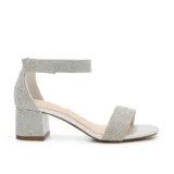Sandalia de fiesta con taco cuadrado bajo, confeccionada en material plateado con acabado brillante. Presenta una tira frontal ancha y una pulsera al tobillo, ambas completamente cubiertas de strass.