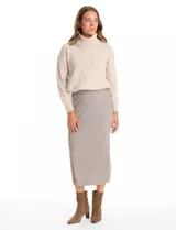 Falda midi de tejido con lurex, color beige, con pretina ancha elastizada y tajo en el ruedo trasero.