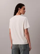 Remera de algodón blanco melange de corte clásico, con cuello redondo, manga corta y el logo de Calvin Klein Jeans estampado en el pecho en color negro.