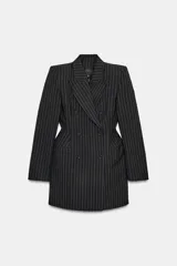 Blazer vestido de Zara con diseño de raya diplomática, cuello solapa con muesca, hombreras marcadas y cierre frontal cruzado con botones. Presenta una cintura entallada con volumen y falso bolsillo de vivo en el pecho.