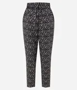 Pantalón carrot de crepé con estampado geométrico, bolsillos laterales y cintura elastizada en la espalda.