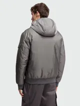 Campera bomber Moncler Poiliot Giubbotto color gris, repelente al agua, con capucha, cierre frontal con cremallera, bolsillos laterales y parche con logo en la manga.