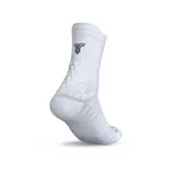 Medias deportivas de caña media, color blanco, con diseño técnico que incluye refuerzos acolchados en la zona del talón y tobillo, y logo bordado en la parte superior.