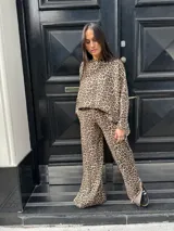 Pantalón de lanilla con estampado animal print de leopardo.