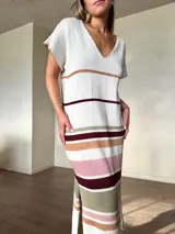 Vestido largo de punto de algodón, con diseño rayado en tonos blanco, bordó, tostado, rosado y verde militar. Presenta escote en V, manga corta, silueta holgada y tajos laterales.