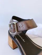 Sandalias de cuero color peltre con taco de madera.