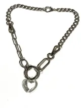 Collar de cadena de acero inoxidable con eslabones mixtos y dije de corazón de cristal transparente.