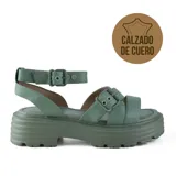 Sandalias de cuero color verde agua con plataforma y hebillas ajustables.