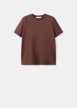 Remera marrón de manga corta y cuello redondo, de corte clásico.