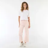 Pantalón de corte wide leg en color rosa, con tiro medio, cierre frontal con botón y bolsillos delanteros tipo parche.