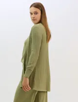 Cardigan abierto de tejido acanalado, con bolsillos frontales y mangas largas de corte entallado con puños de rib.