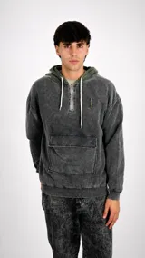 Hoodie de algodón con efecto lavado, color gris oscuro, con cierre frontal parcial, bolsillo tipo canguro y capucha con cordones ajustables.