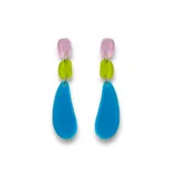 Aros colgantes con tres piezas geométricas de acrílico en colores rosa, verde y celeste.